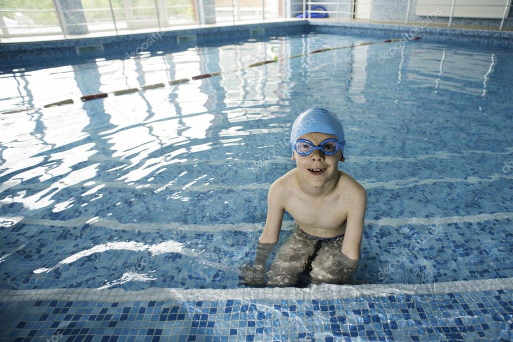 Child in swimming pool — Stock Photo © 46763611