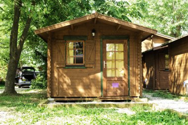 Kamp Kamp üzerinde ahşap bungalov