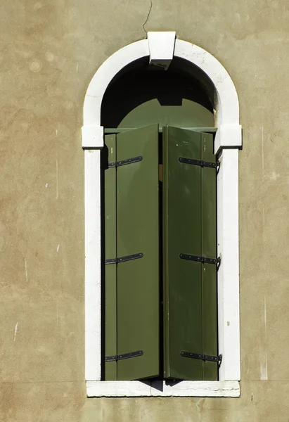 Zöld windows Velencében — Stock Fotó