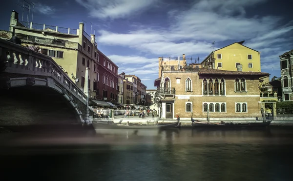 Ancient buildings and boats in the channel in Venice — Stock Photo, Image