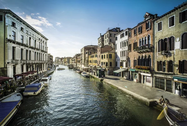 Древние здания и лодки в канале в Венеции — стоковое фото