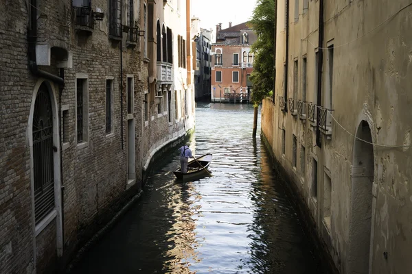 Homem em um barco em Veneza — Fotografia de Stock