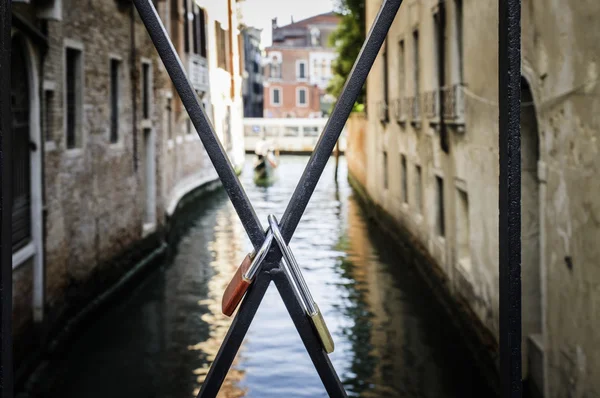 Cadeados de amantes colocados na ponte — Fotografia de Stock