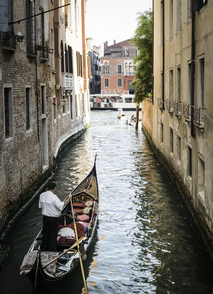Man on a boat in Venice — Stock Photo, Image