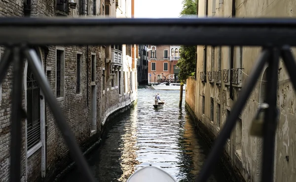 Homem em um barco em Veneza — Fotografia de Stock