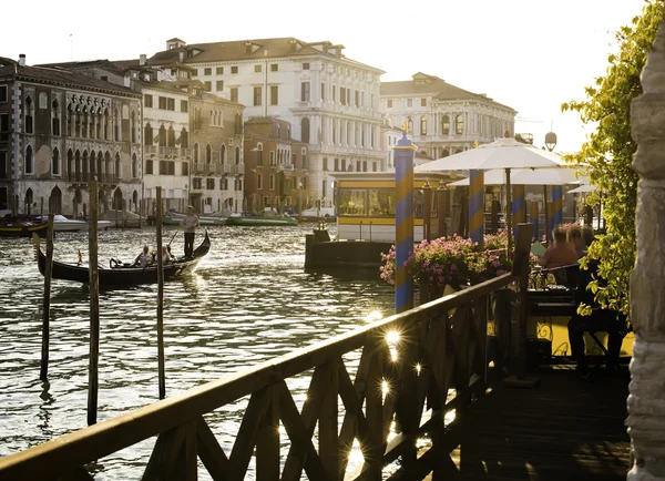 Eski binalar ve Venedik kanal tekneleri. — Stok fotoğraf