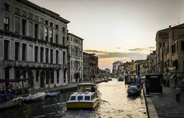 Ancient buildings and boats in the channel in Venice — Stock Photo, Image