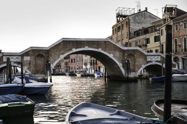 Antiguos edificios y barcos en el canal de Venecia — Foto de Stock