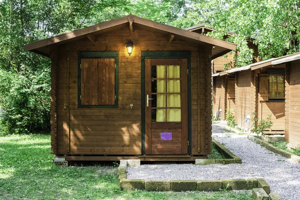 Dřevěné bungalovy v kempu camping — Stock fotografie
