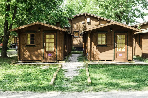 Wooden bungalows on campsite camping — Stock Photo, Image