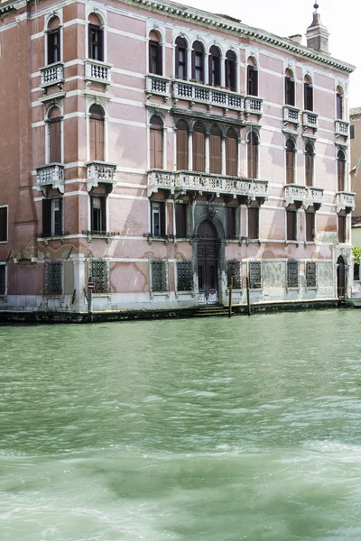Edifícios antigos e barcos no canal em Veneza — Fotografia de Stock