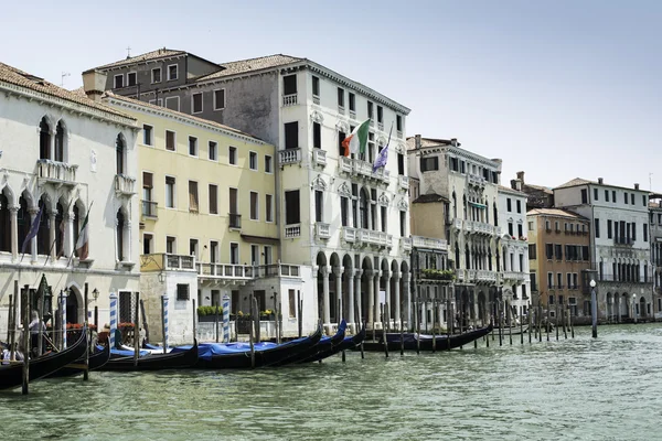 Antiguos edificios y barcos en el canal de Venecia — Foto de Stock