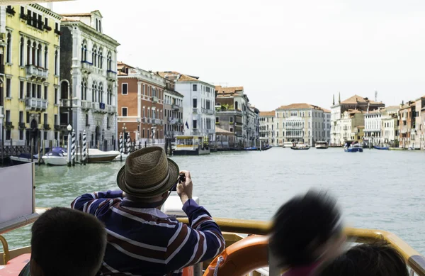 Gamla byggnader och båtar i kanal i Venedig — Stockfoto