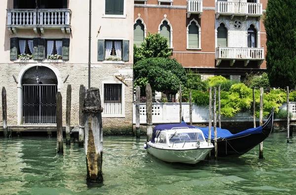 Antiguos edificios y barcos en el canal de Venecia — Foto de Stock