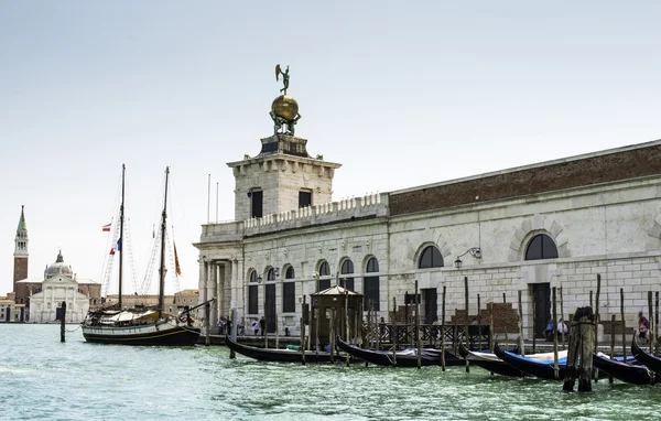 Ancient buildings and boats in the channel in Venice — Stock Photo, Image