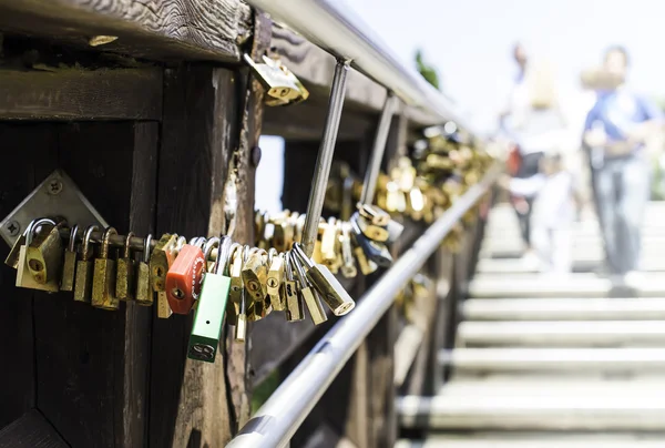 Candados de amantes colocados en el puente — Foto de Stock