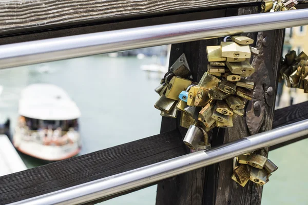 Candados de amantes colocados en el puente — Foto de Stock