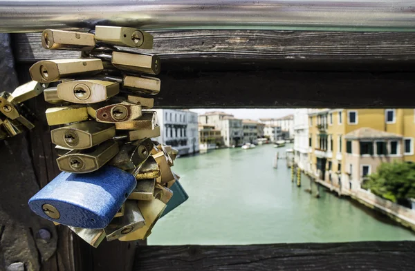 Candados de amantes colocados en el puente — Foto de Stock