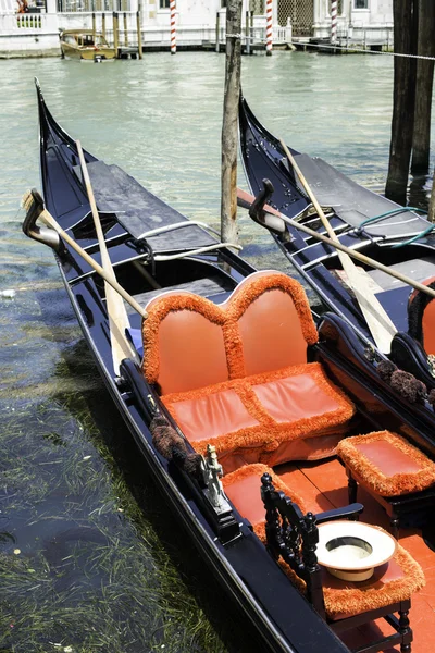 Antigua góndola en Venecia — Foto de Stock