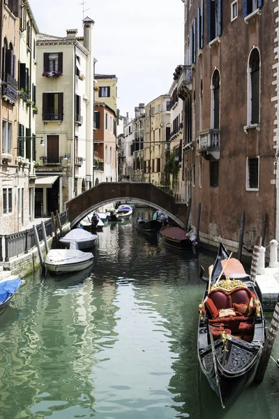 Ancient buildings and boats in the channel in Venice — Stock Photo, Image