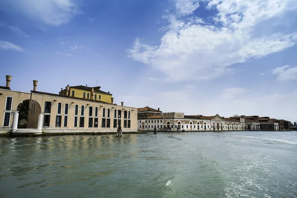 Oude gebouwen in Venetië. boten afgemeerd in het kanaal — Stockfoto