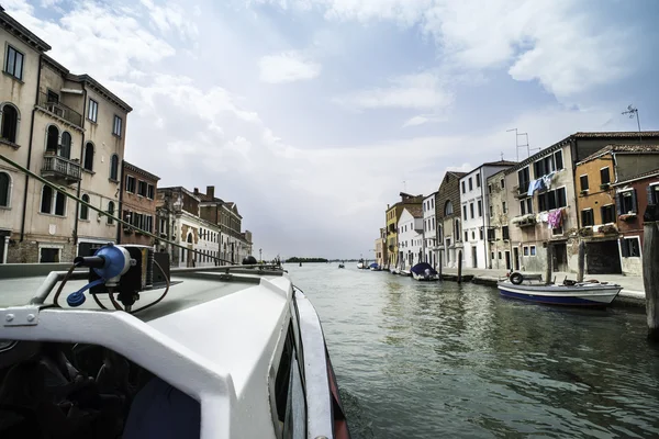 Ancient buildings and boats in the channel in Venice — Stock Photo, Image