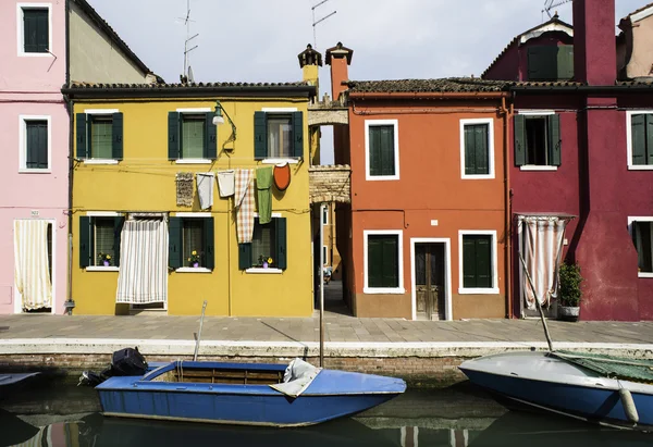 Venedik'te çok renkli evleri