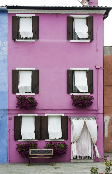 Leuchtend rosa Farbe Haus in Venedig — Stockfoto
