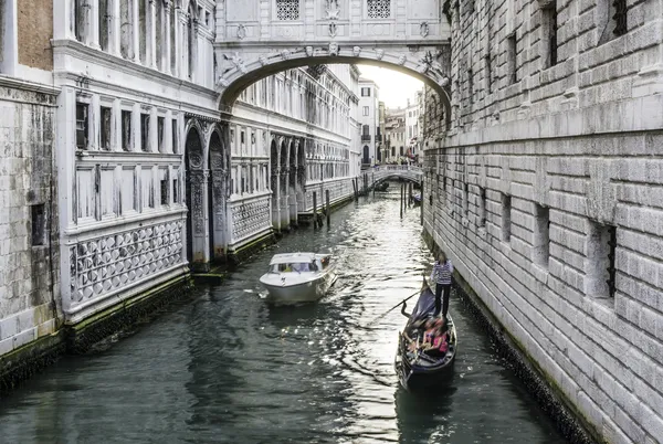 Antike gondel in venedig — Stockfoto