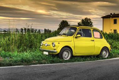 küçük eski model İtalyan araba fiat abarth