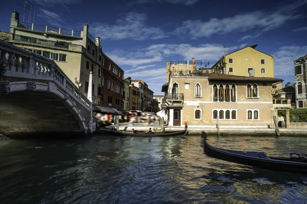 Gamla byggnader och båtar i kanal i Venedig — Stockfoto