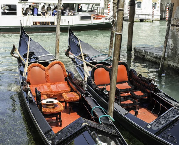 Antigua góndola en Venecia — Foto de Stock