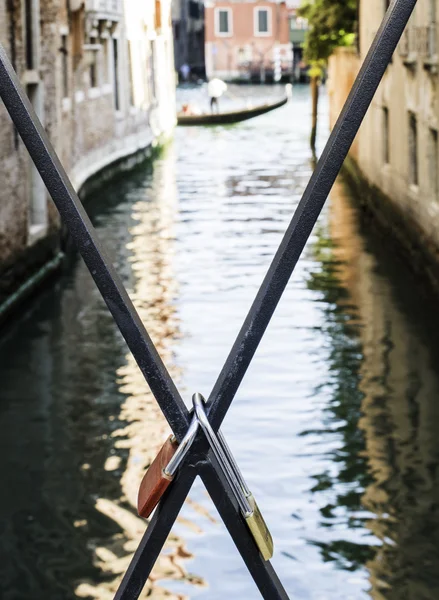 Cadeados de amantes colocados na ponte — Fotografia de Stock