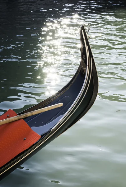 Antigua góndola en Venecia —  Fotos de Stock