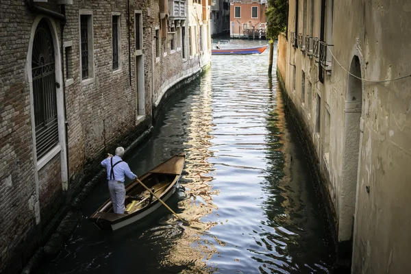Человек на лодке в Венеции — стоковое фото