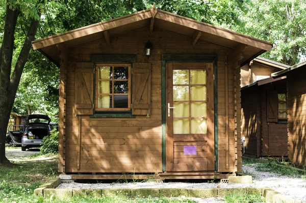 Dřevěné bungalovy v kempu camping — Stock fotografie