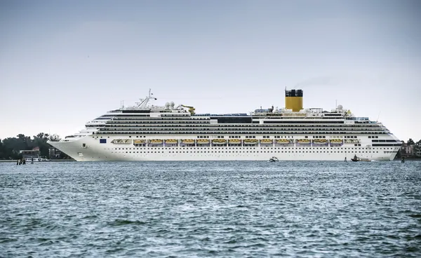 Large passenger cruise ship — Stock Photo, Image