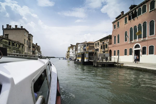 Gamle bygninger og både i kanalen i Venedig - Stock-foto