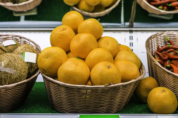 Fruits and vegetables on a supermarket shelf — Stock Photo, Image