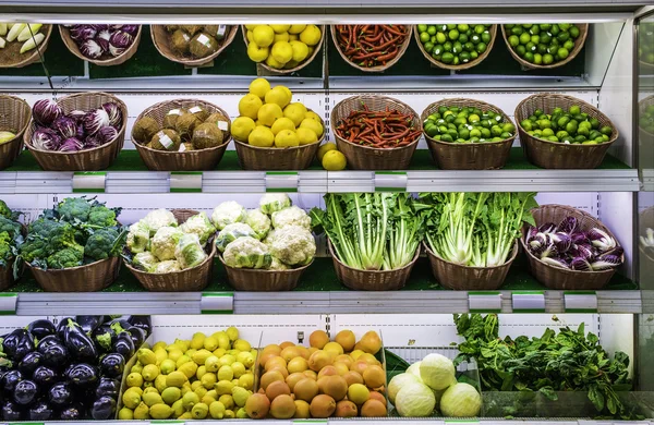 Frutas y hortalizas en un supermercado — Foto de Stock