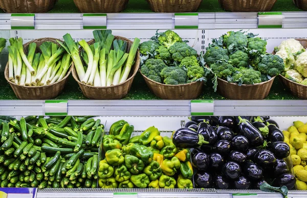 Fruits et légumes sur une étagère de supermarché — Photo