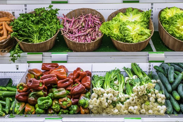 Frutas e produtos hortícolas numa prateleira de supermercado — Fotografia de Stock