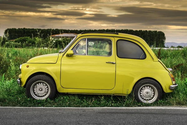 Невеликий vintage італійського автомобіля fiat abarth — стокове фото