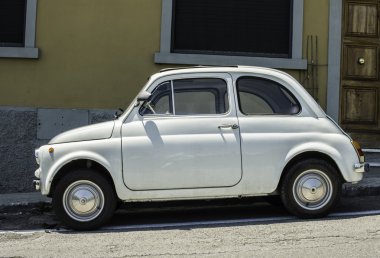 Beyaz küçük vintage fiat abarth