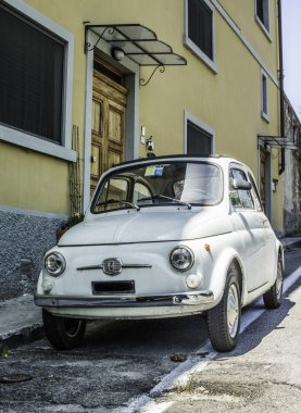 Beyaz küçük vintage fiat abarth