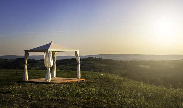 Gazebo blanco en una montaña — Foto de Stock