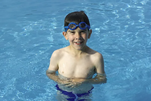 Dítě v bazénu — ストック写真