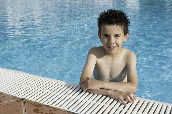 Criança em piscina — Fotografia de Stock
