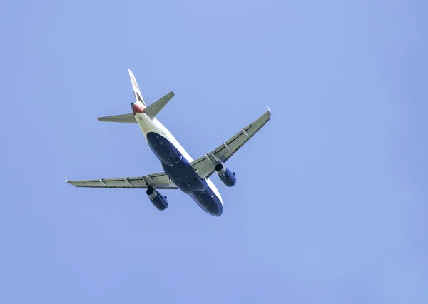 Piano volante su sfondo cielo blu — Foto Stock