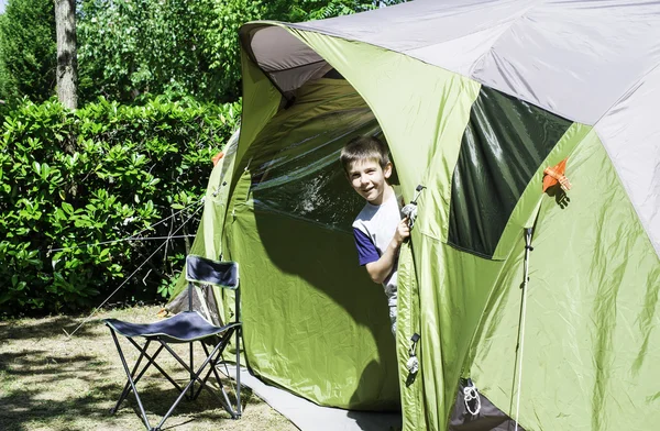 Child peeks from a tent — Stock Photo, Image